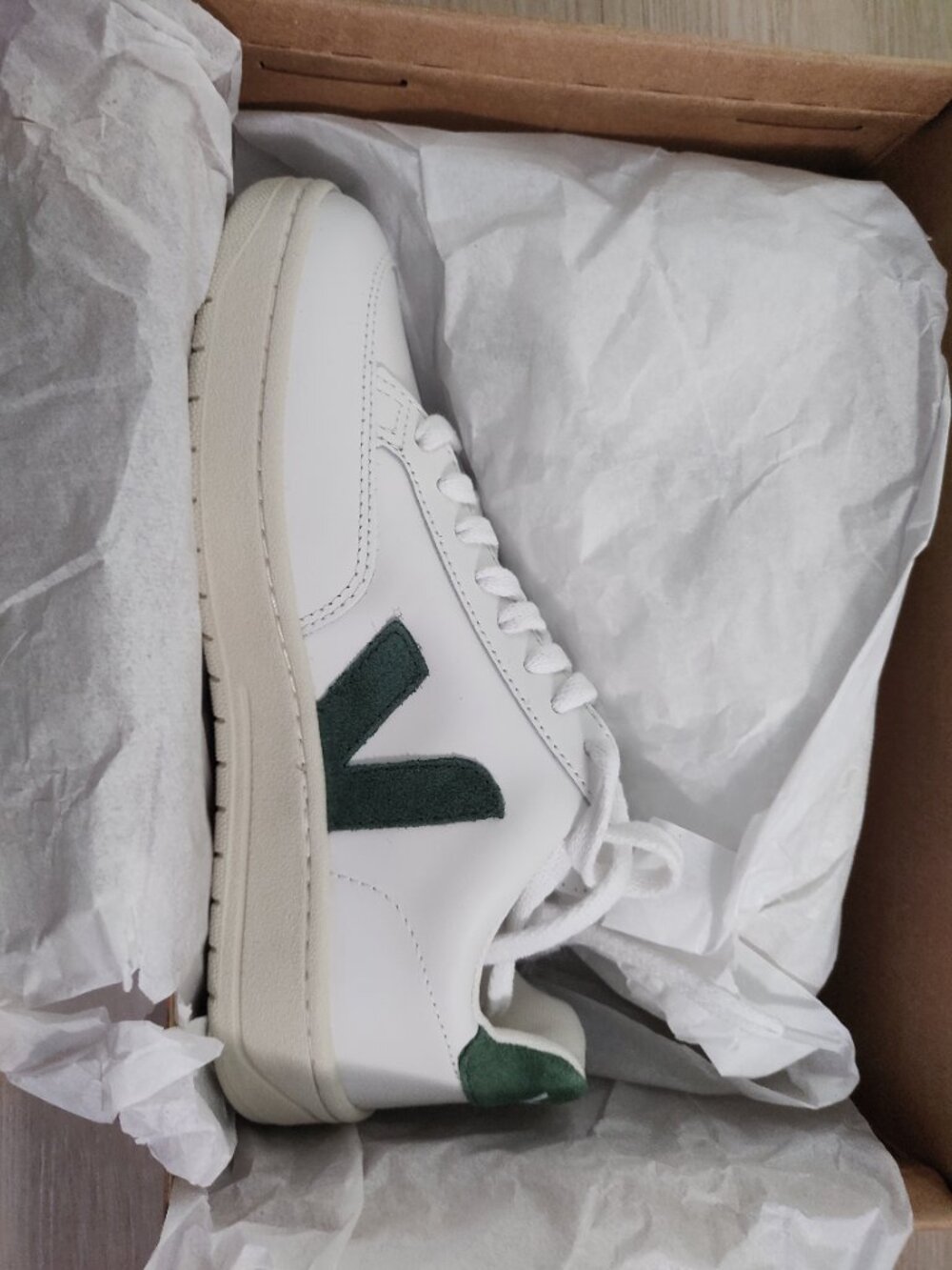 Veja V12, women us 6, new in box